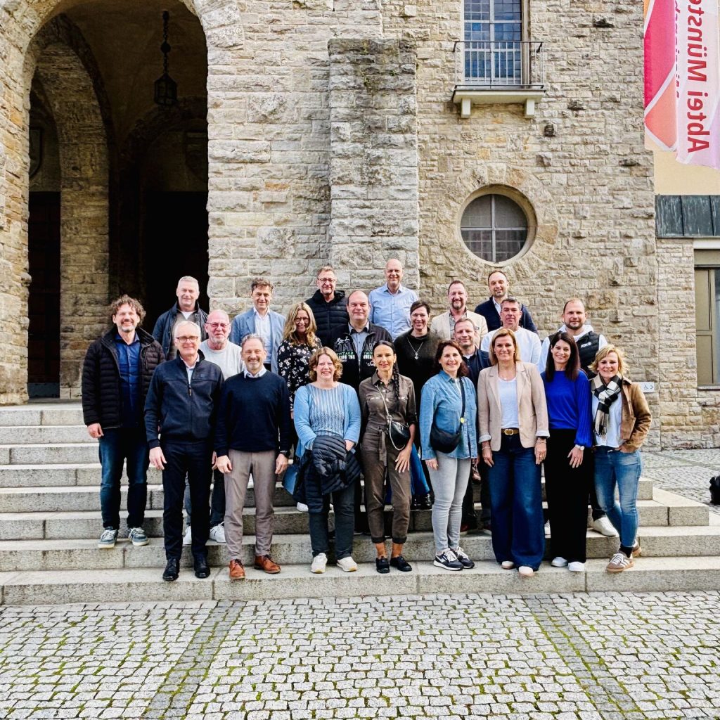 Gruppenfoto vorm Kloster Münsterschwarzach