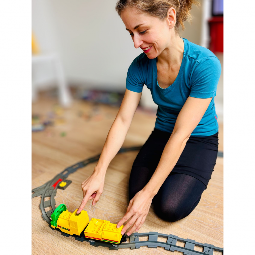 Jacqueline Sammet spielt mit Spielzeugzug