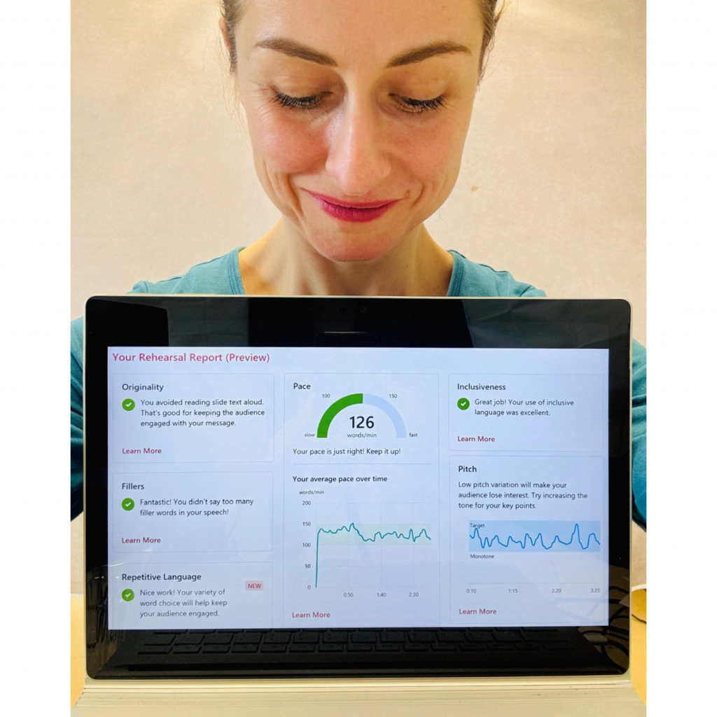 Jacqueline Sammet hält PowerPoint-Rehearsal Report in Kamera