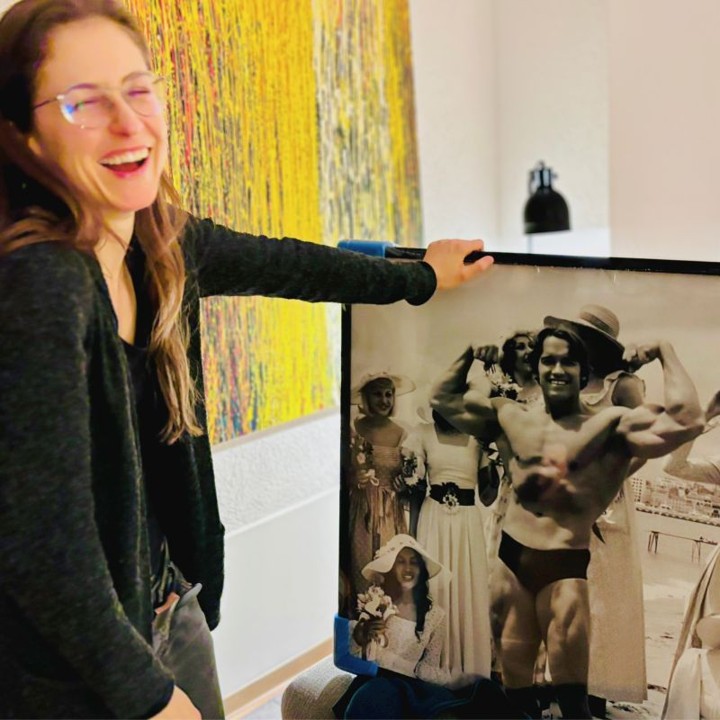 Jacqueline Sammet hält ein Bild von Arnold Schwarzenegger in der Hand