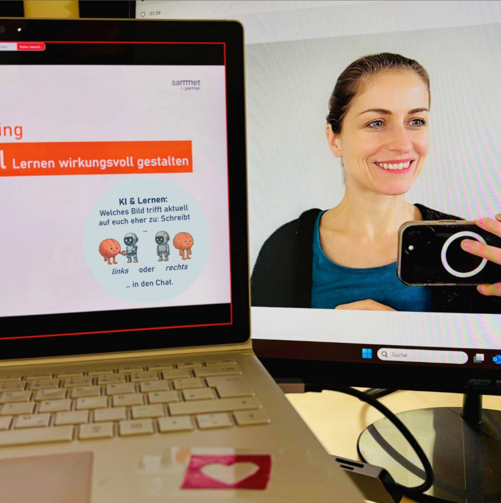 Jacqueline Sammet macht Selfie von sich und Laptop-Screen