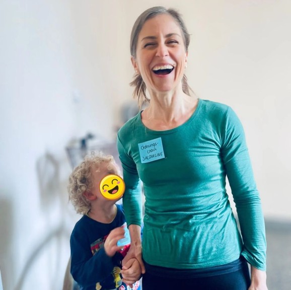 Jacqueline Sammet mit Namensschild Ordnungscoach Jacqueline