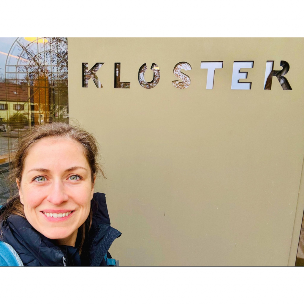 Jacqueline Sammet steht vor einem Klostereingang