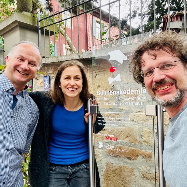 Jürgen und Jacqueline Sammet mit Klaus Kreischer stehen vor Bühnenakademie-Schild
