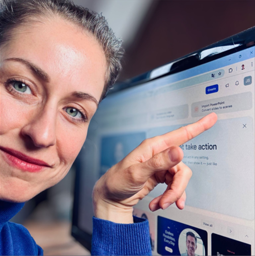 Jacqueline Sammet zeigt mit dem Finger auf den Bildschirm.